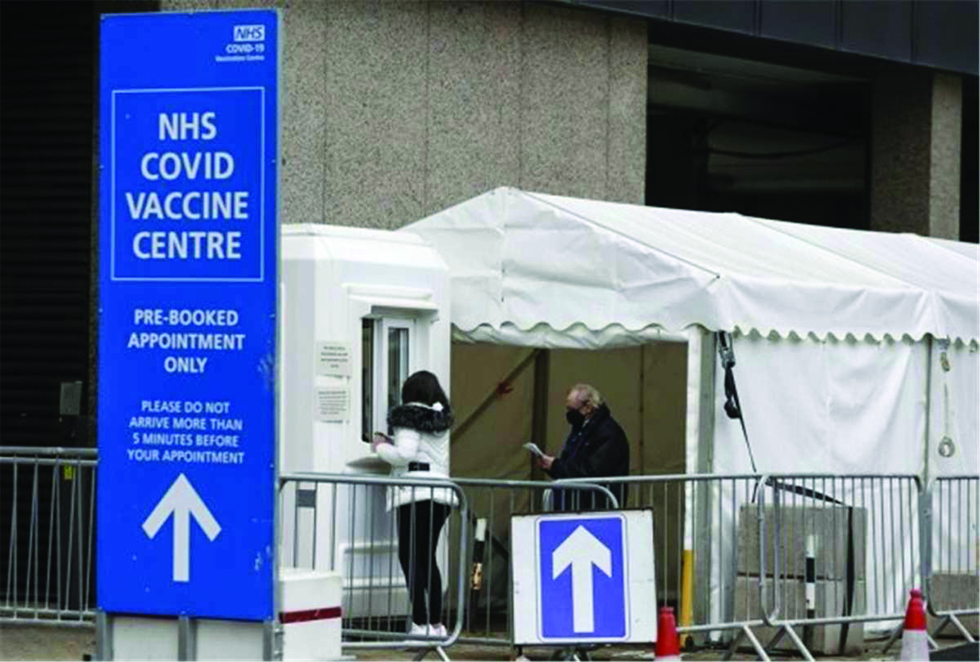  Kể từ ngày 17/5, Bồ Đào Nha cho phép nhập cảnh với du khách Anh với điều kiện âm tính COVID-19 trong vòng 72 giờ trước khi khởi hành. (Một trung tâm tiêm chủng vaccine COVID-19 tại London, Anh. Ảnh: THX)