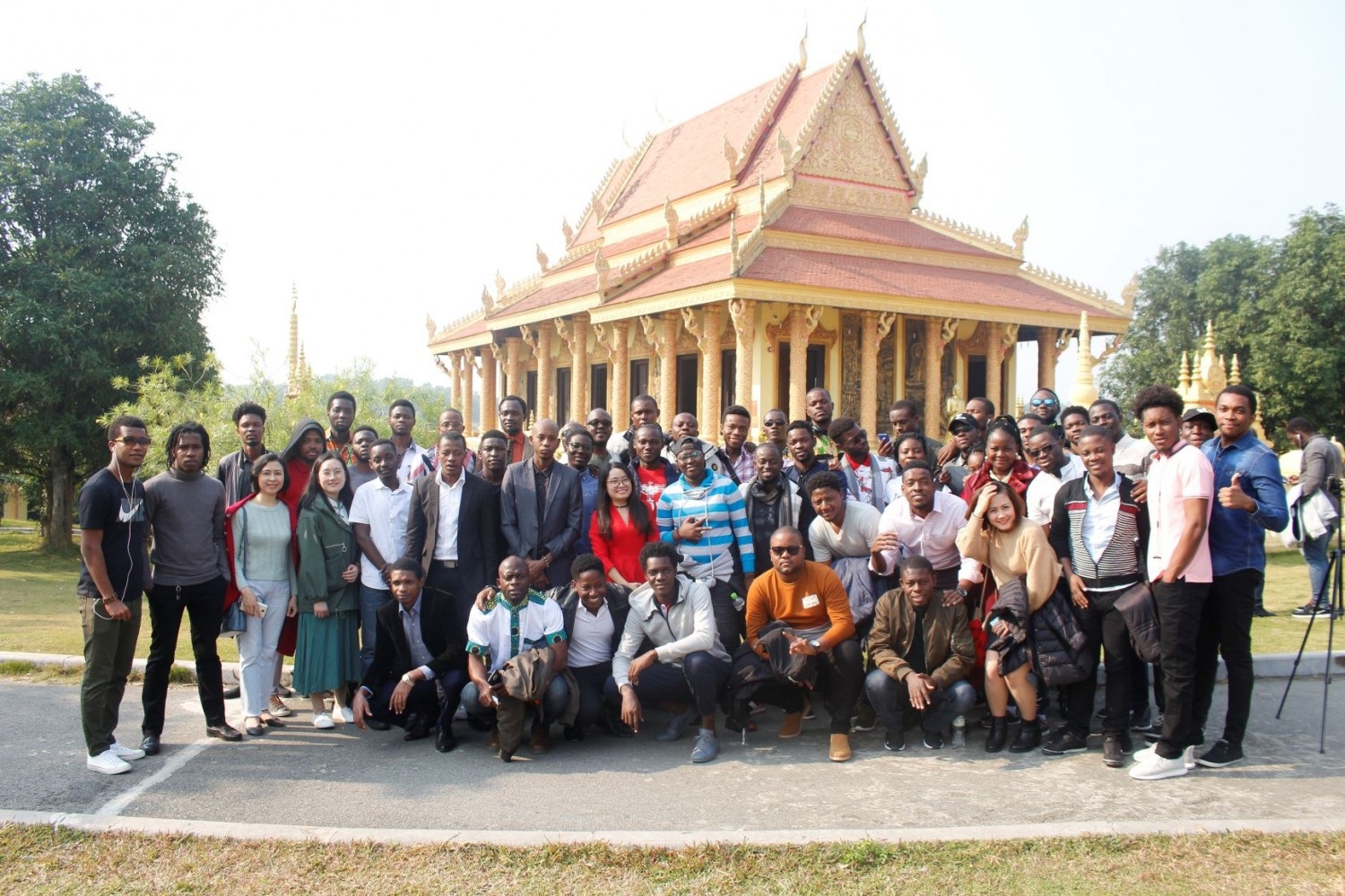 Các sinh viên trải nghiệm hoạt động văn hóa ngoại khóa tại Việt Nam.