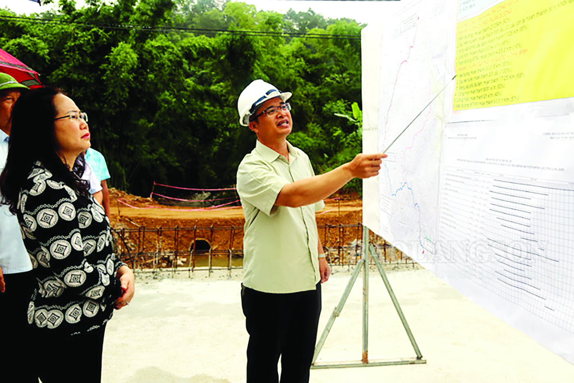  Bí thư Tỉnh ủy và thành viên Đoàn công tác khảo sát dự án đường đến trung tâm xã Xuân Dương, Ái Quốc (huyện Lộc Bình) và xã Thái Bình (huyện Đình Lập).