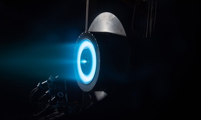 Động cơ đẩy ion phát ra vầng sáng màu xanh khi hoạt động. Ảnh: NASA.