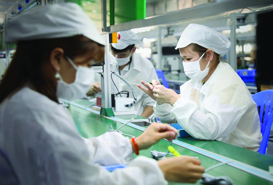  Công nhân khu công nghiệp ở huyện Việt Yên, tỉnh Bắc Giang đã hoạt động trở lại sau 2 lần test âm tính với SARS-CoV-2. Ảnh: Danh Lam