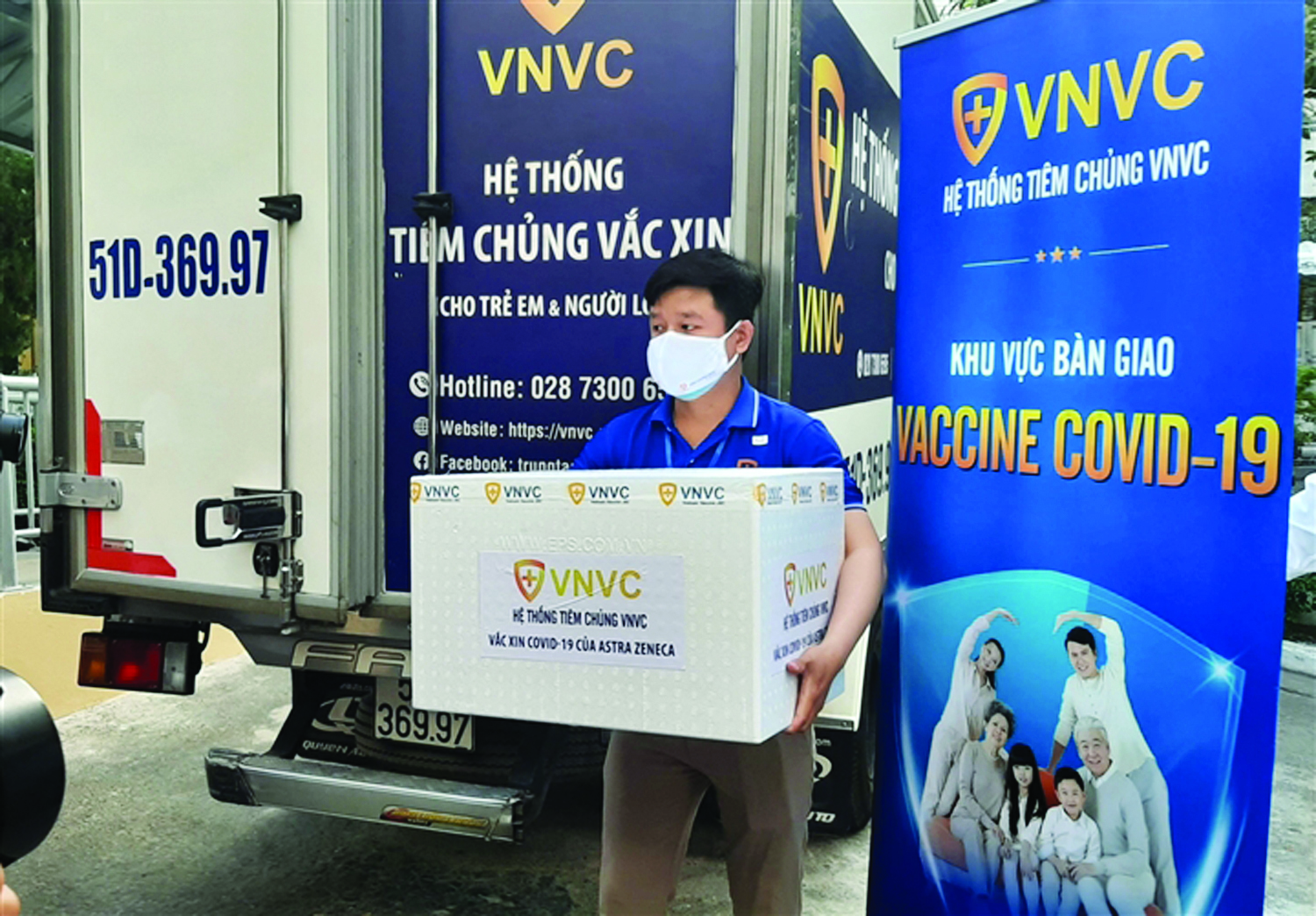  Bộ Y tế đã làm việc với Hệ thống tiêm chủng VNVC để mua lại và phân bổ lô vắc xin AstraZeneca 288.000 liều cho các tỉnh đang có dịch COVID-19 sau hơn 20 ngày nhập khẩu về Việt Nam. Ảnh: M.Thúy
