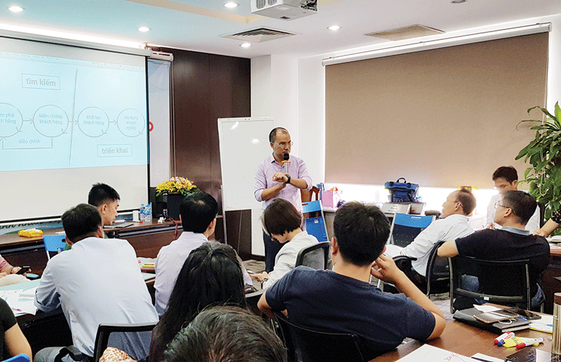  Chuyên gia Phan Đình Tuấn Anh huấn luyện khởi nghiêp đổi mới sáng tạo cho các giảng viên do Diễn đàn Doanh nghiệp tổ chức. 