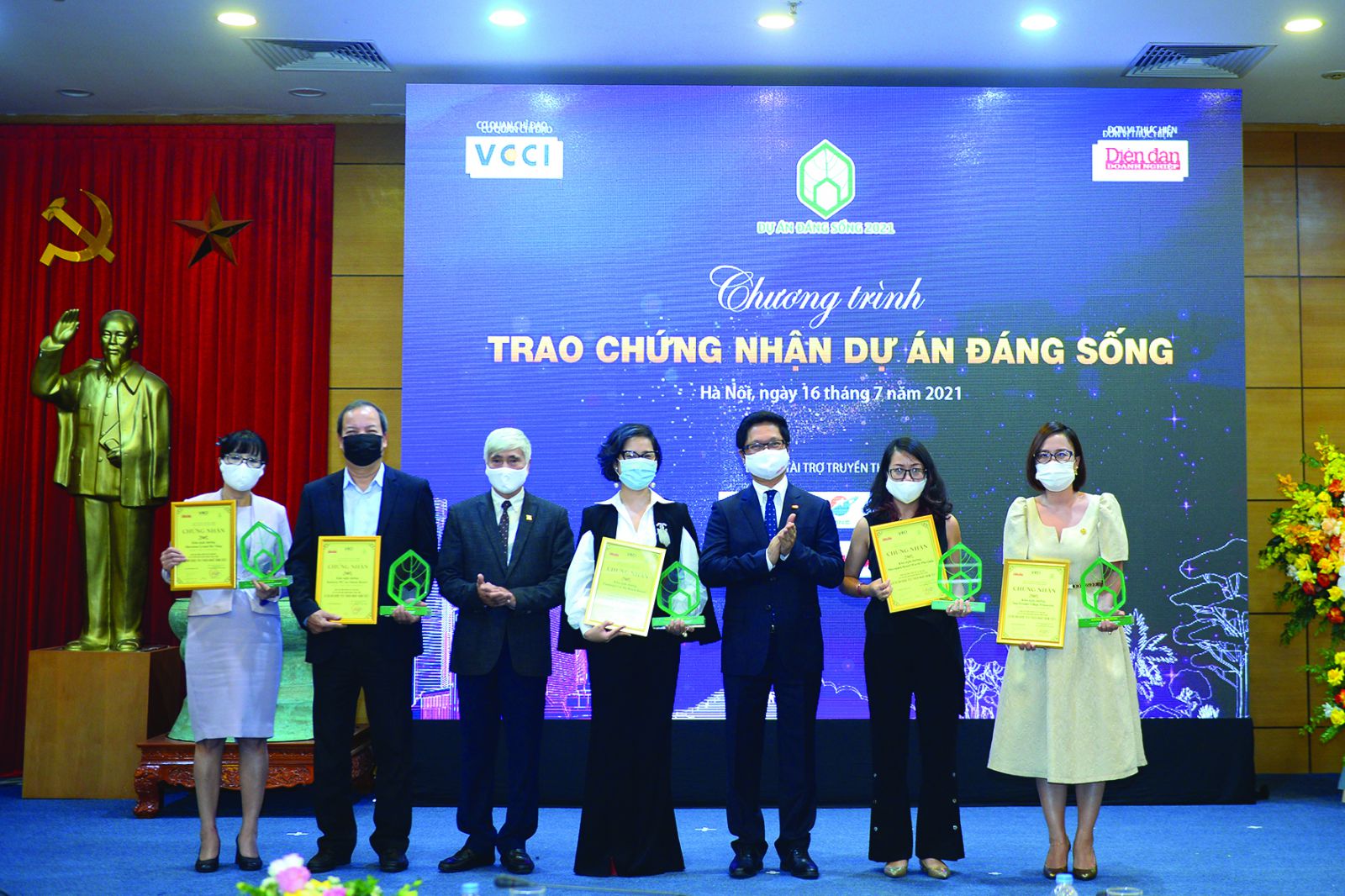  TS Vũ Tiến Lộc, Chủ tịch VCCI và KTS Phạm Thanh Tùng, Chánh Văn phòng Hội KTS Việt Nam trao chứng nhận Khu Nghỉ dưỡng được yêu thích nhất năm 2021.
