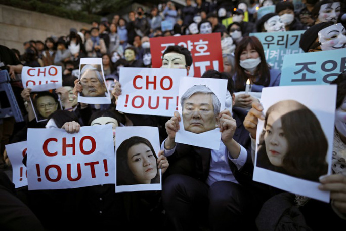 Phi công, tiếp viên hàng không cùng các nhà hoạt động đeo mặt nạ biểu tình phản đối gia đình CEO Korean Air tại thủ đô Seoul vào tháng 5-2018 Ảnh: REUTERS