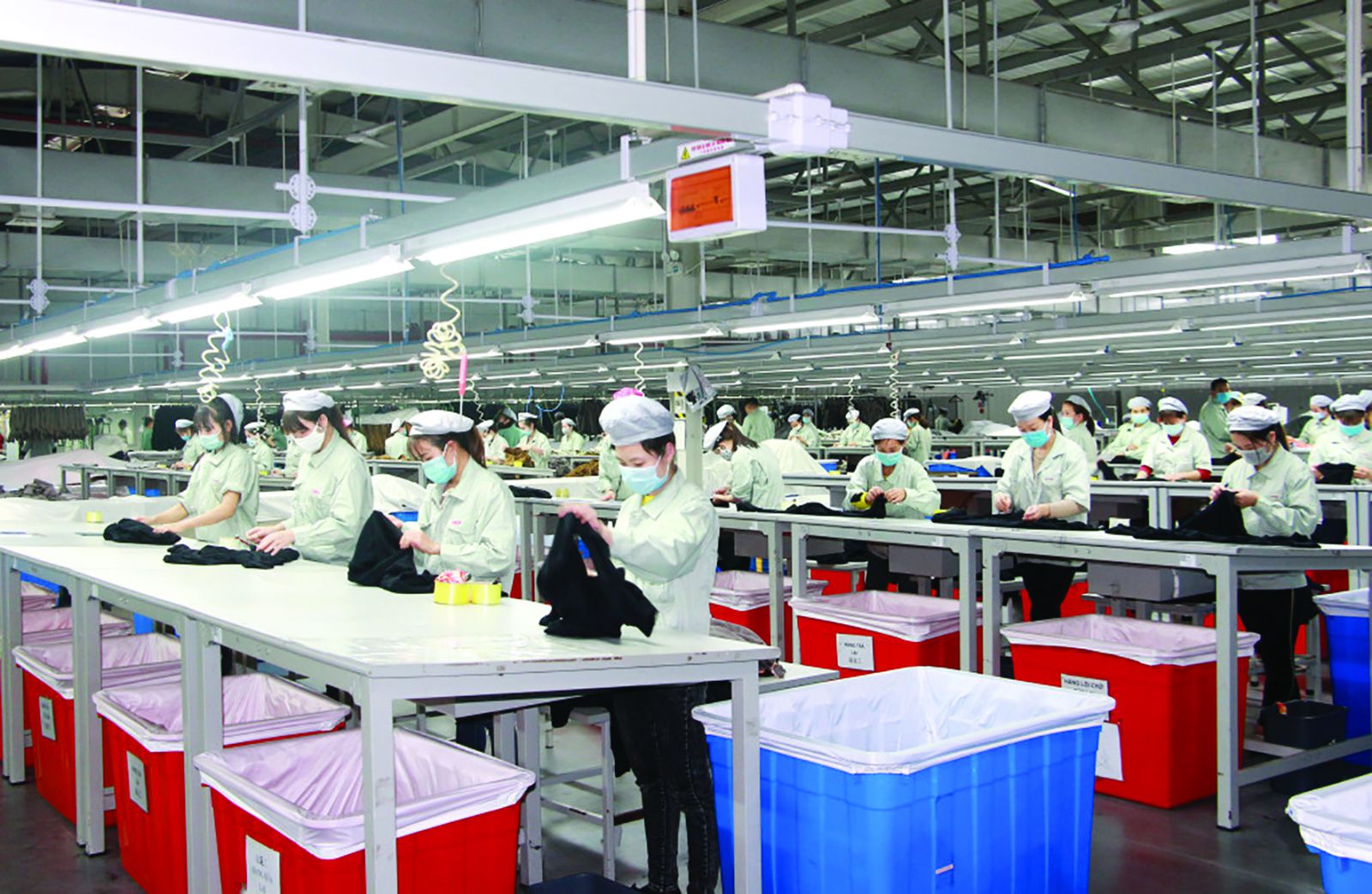 Sản xuất quần áo xuất khẩu tại Công ty TNHH may mặc Hoa Lợi Đạt Việt Nam tại KCN Cảng biển Hải Hà