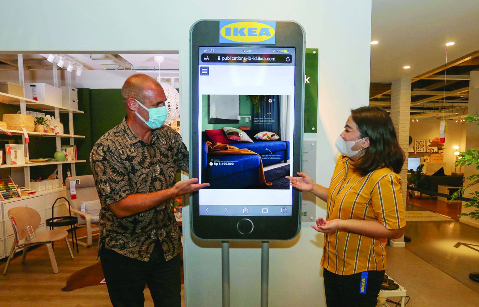 IKEA cải tiến các hình thức tương tác với khách hàng ở trên online lẫn offline sau đó dữ liệu được kết nối với nhau. Ảnh: jakartapost