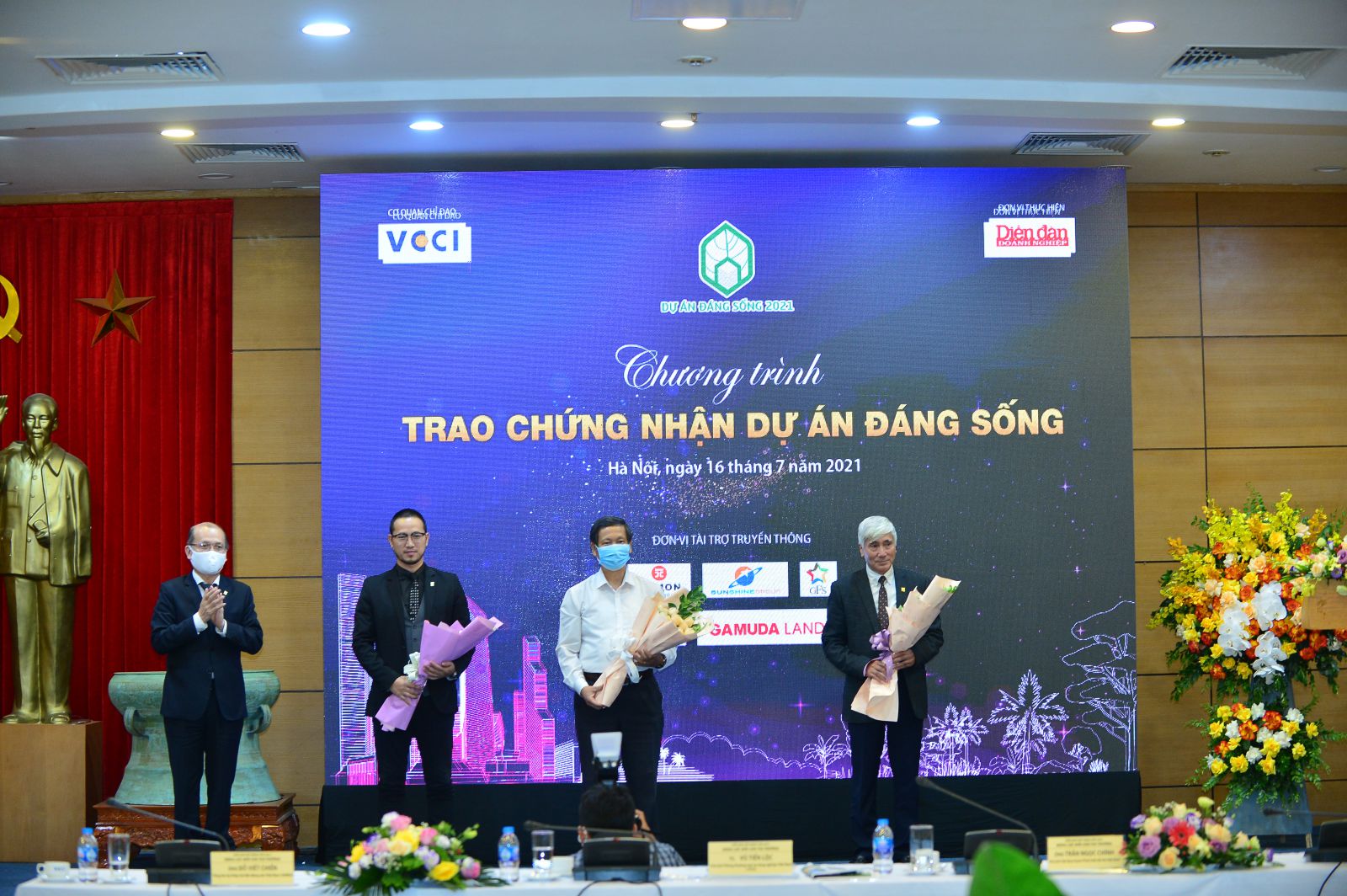 Nhà báo Phạm Ngọc Tuấn - Tổng biên tập Tạp chí Diễn đàn Doanh nghiệp tặng hoa tri ân các chuyên gia, thành viên hội đồng bình chọn.