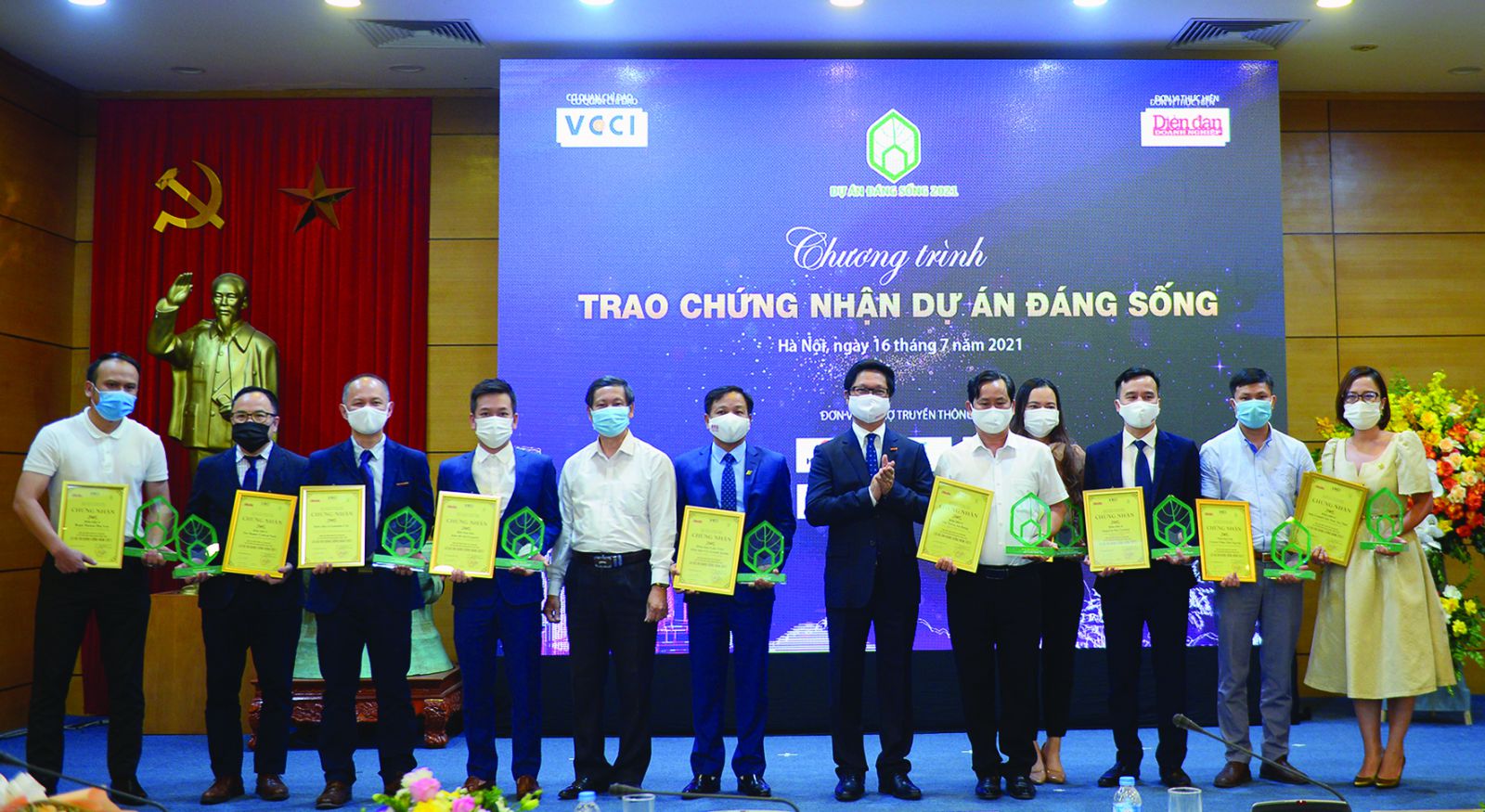 Tiến sỹ Vũ Tiến Lộc - Chủ tịch Phòng Thương mại và Công nghiệp Việt Nam (VCCI) và KTS Đỗ Viết Chiến - Tổng thư ký hiệp hội bất động sản Việt Nam trao chứng nhận và kỷ niệm chương cho các Dự án đáng sống 2021 (phân khu nhà ở).