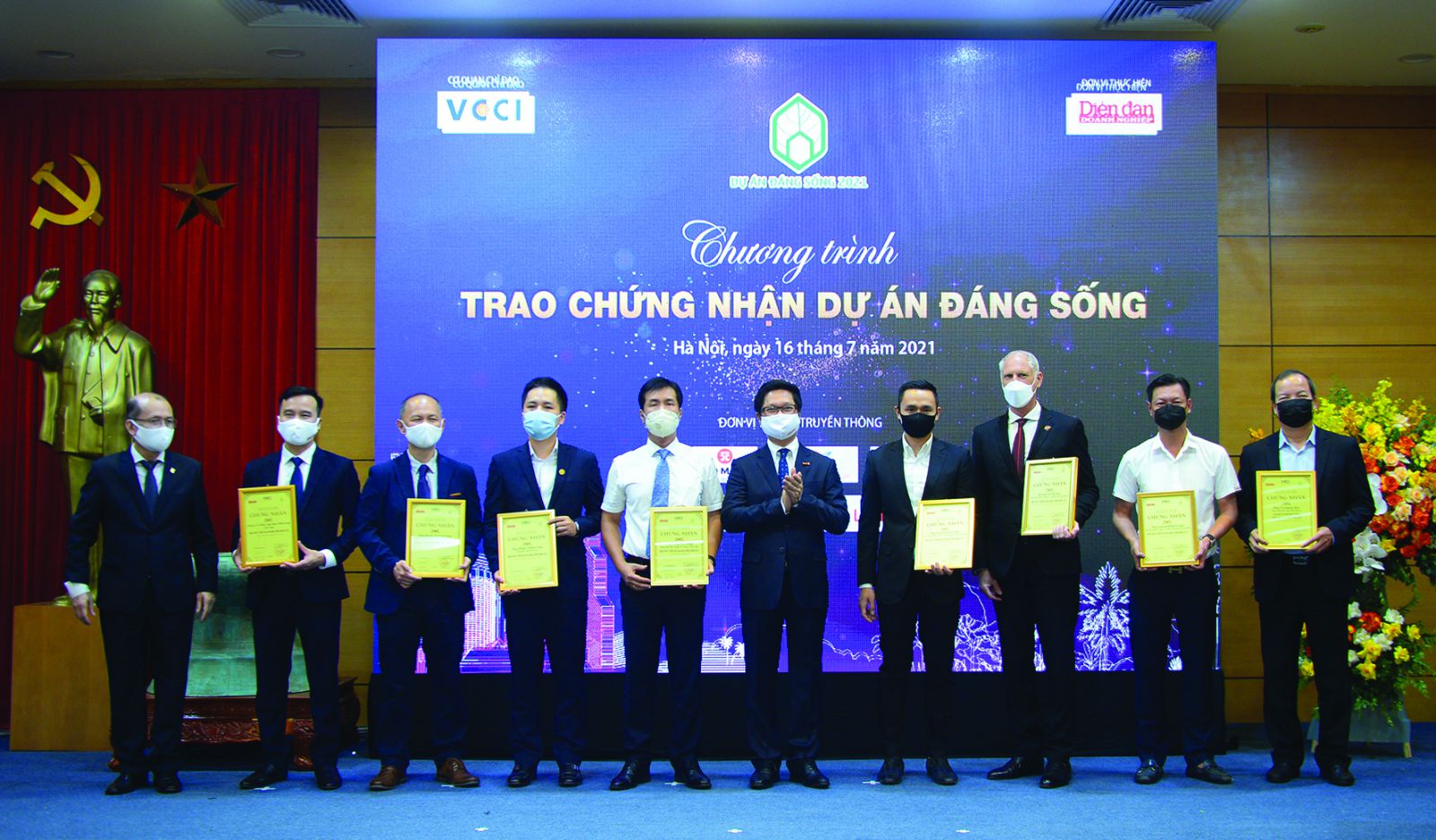 Tiến sỹ Vũ Tiến Lộc - Chủ tịch Phòng Thương mại và Công nghiệp Việt Nam (VCCI) và Nhà báo Phạm Ngọc Tuấn - Tổng biên tập Tạp chí Diễn đàn Doanh nghiệp trao chứng nhận và kỷ niệm chương cho các đại diện các nhà phát triển dự án nhận chứng nhận Nhà phát triển dự án đáng sống 2021.