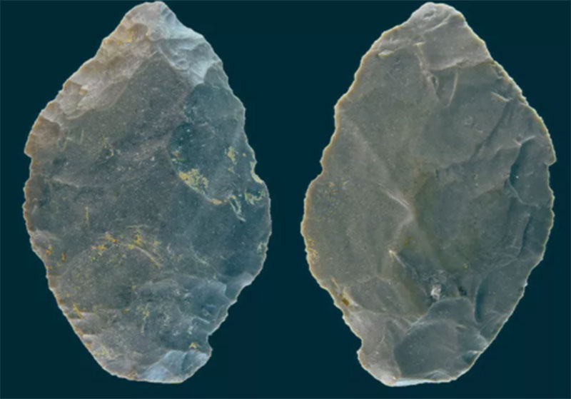 2 mặt của mảnh đá hình chiếc lá, thứ tiết lộ rất nhiều về trình độ của loài người tuyệt chủng Neanderthals - Ảnh: Nicholas Conard