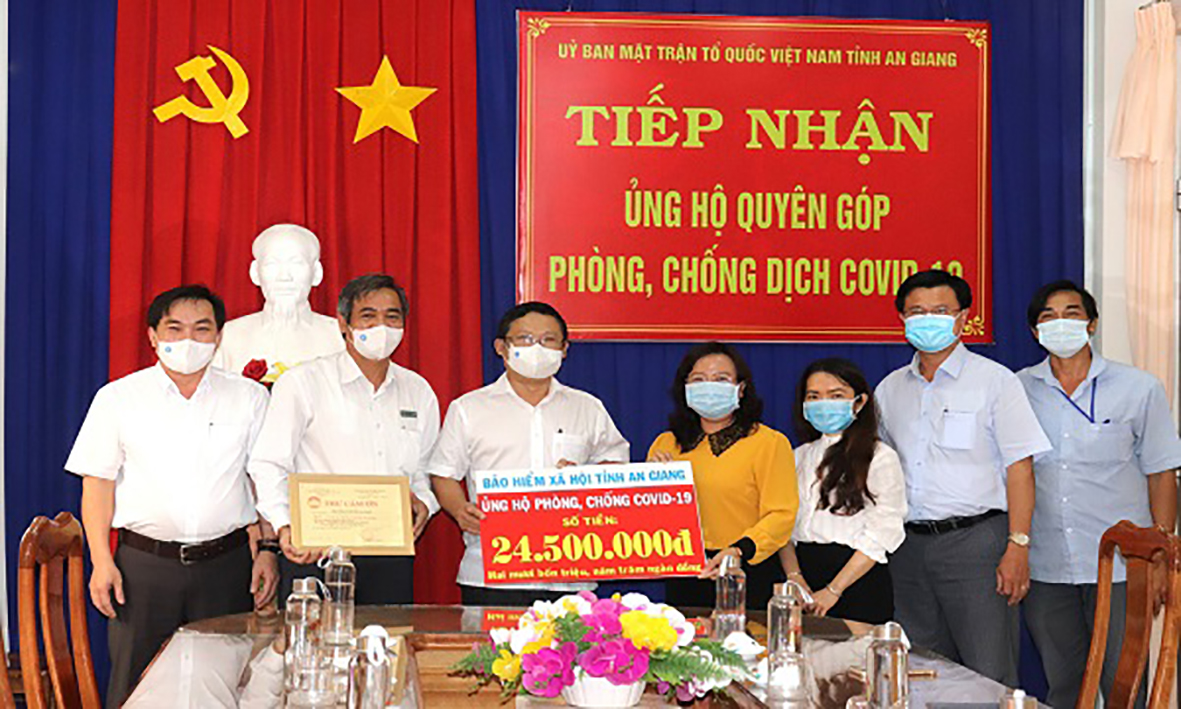  BHXH tỉnh An Giang đóng góp Quỹ phòng, chống dịch tại MTTQ tỉnh