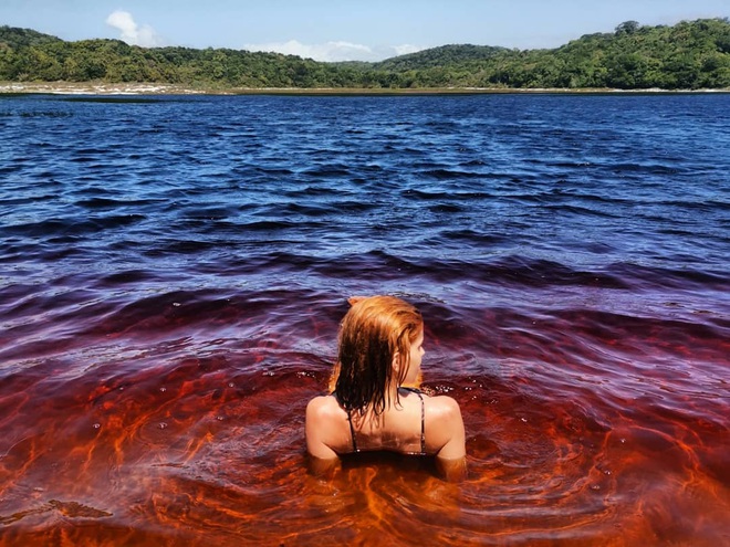 Hồ nước có màu Coca Cola vô cùng độc lạ ở Brazil là nơi thu hút rất đông khách du lịch tới khám phá và trải nghiệm.