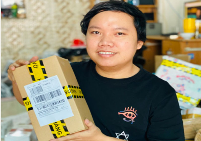 Nguyễn Tấn Xuân đóng gói sản phẩm để chuyển cho khách. Ảnh: NVCC