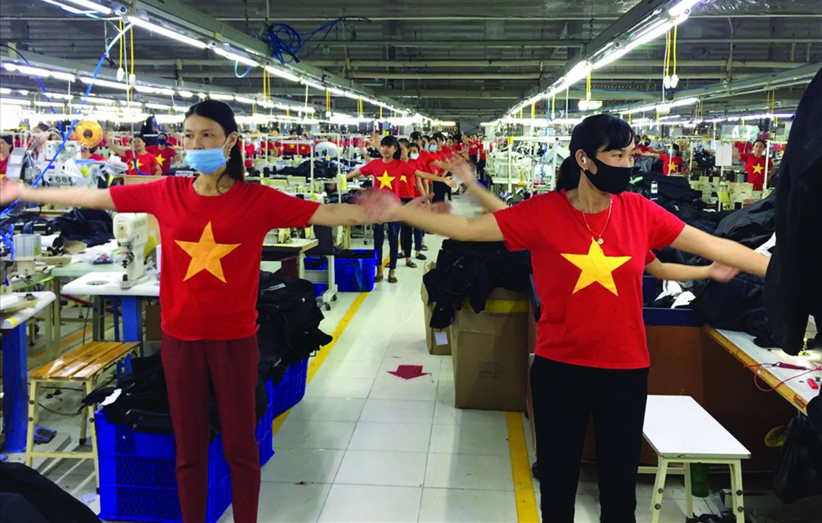 Hưởng ứng phong trào “Khỏe để lao động sản xuất” do Tổng LĐLĐ Việt Nam phát động, tập thể dục giữa giờ đã trở thành một phản xạ của mỗi cán bộ công nhân Công ty TNHH Kido Vinh, Nghệ An. Ảnh: Huy Khôi