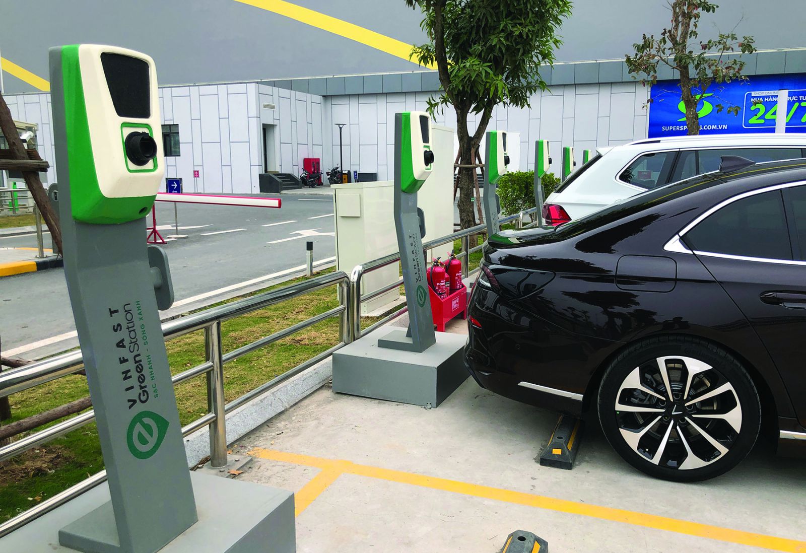 Những trạm sạc ô tô điện (electric vehicle charging station) của VinFast xây dựng tại trung tâm thương mại tại Vinhomes Ocean Park, Gia Lâm, Hà Nội.