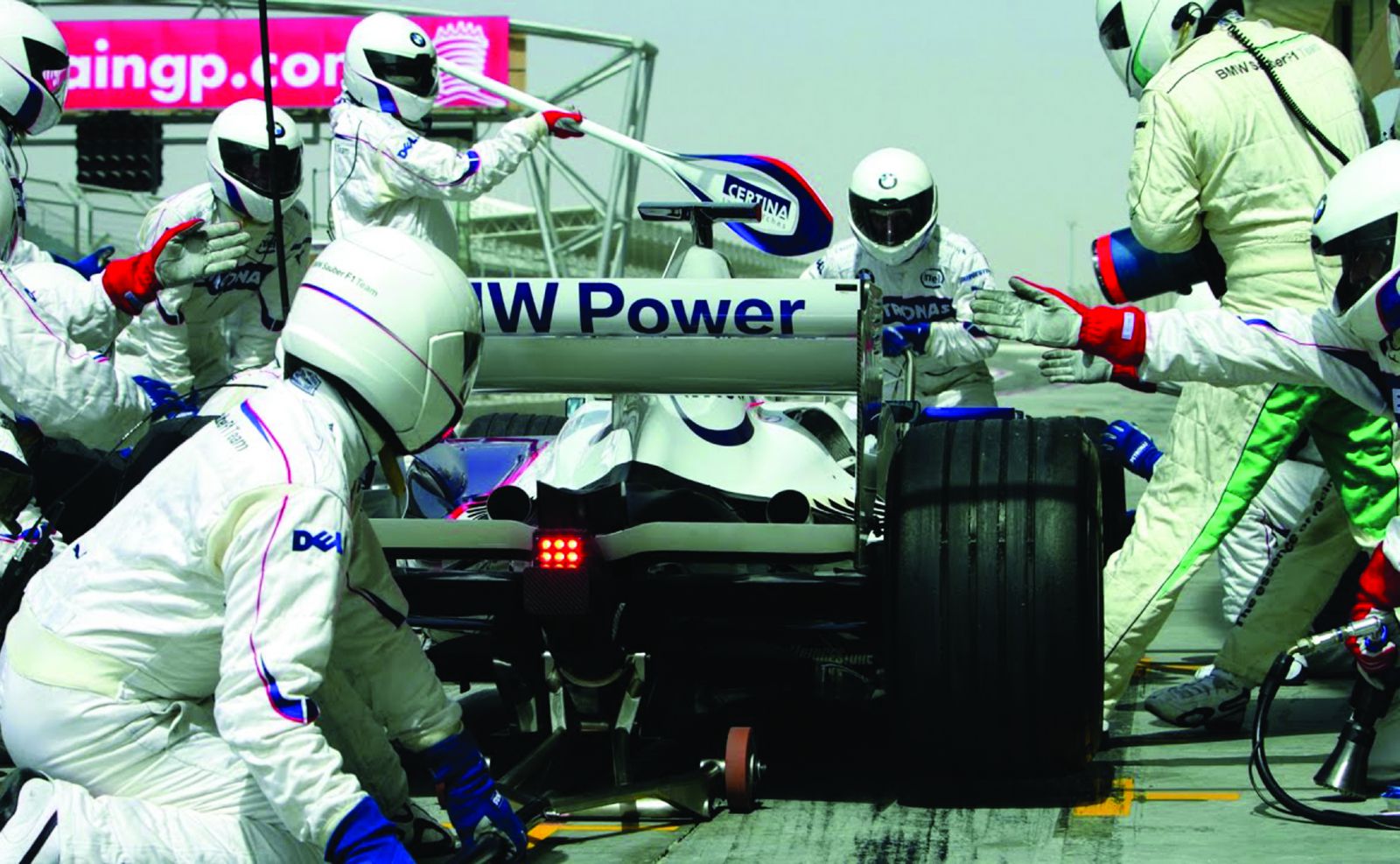 “Pit stop” trong các giải đua F1: “Tạm giảm tốc độ để tối ưu hóa bộ máy nhằm tạo đà tăng tốc mạnh mẽ hơn trong tương lai”. Ảnh: BMW