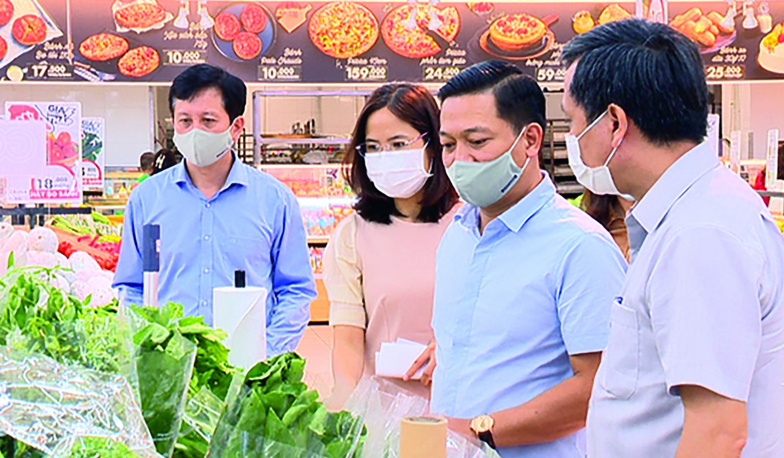  Đồng chí Nguyễn Cao Sơn- Phó Chủ tịch UBND tỉnh cùng Đ/c Hoàng Trung Kiên- Giám đốc Sở Công Thương đi kiểm tra hàng hóa tại siêu thị GO