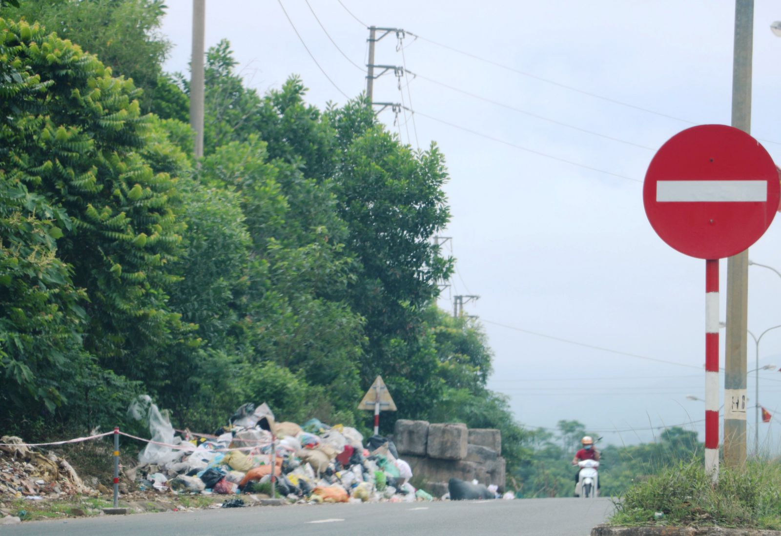  Rác thải tập kết dọc đường Hồ Chí Minh đoạn đi qua thị trấn Hương Khê (huyện Hương Khê, Hà Tĩnh)