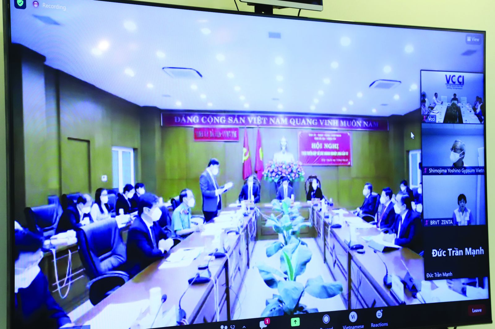 Hội nghị trực tuyến gặp gỡ với các hiệp hội, doanh nghiệp nhà đầu tư của UBND tỉnh Bà Rịa - Vũng Tàu để tháo gỡ khó khăn cho doanh nghiệp trong tình hình hiện nay.p/Ảnh: Bảo Loan