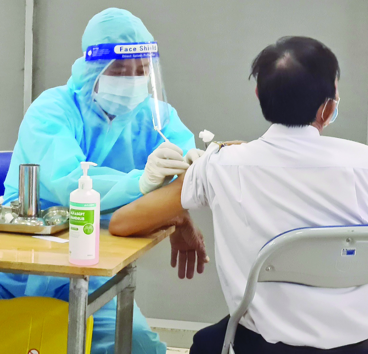  Sở Y tế Tiền Giang mong muốn y tế cấp huyện, xã đẩy nhanh tiến độ tiêm vaccine. ẢNH: B.B