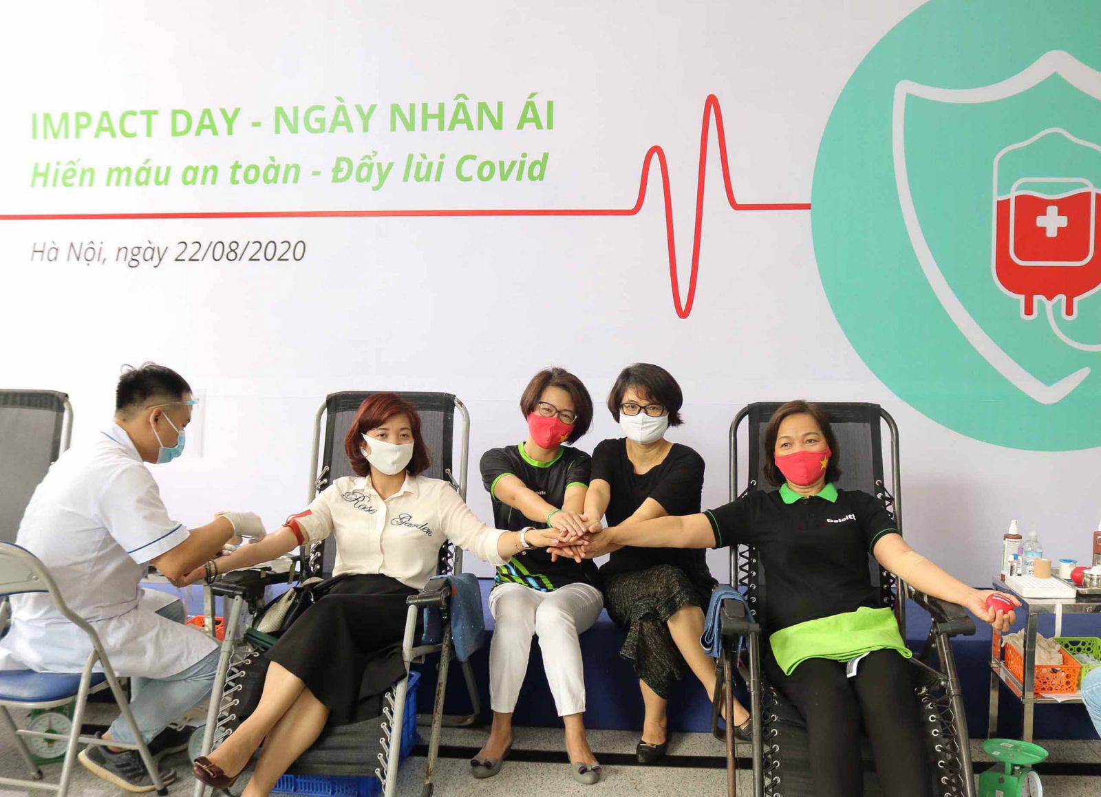 Deloitte Việt Nam phối hợp với các đơn vị tổ chức “Ngày Nhân Ái” với chủ đề “Hiến máu An toàn - Đẩy lùi Covid”.