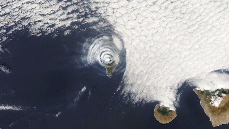 Đám mây hình mắt bò phía trên núi lửa tuôn trào ở La Palma, Tây Ban Nha.