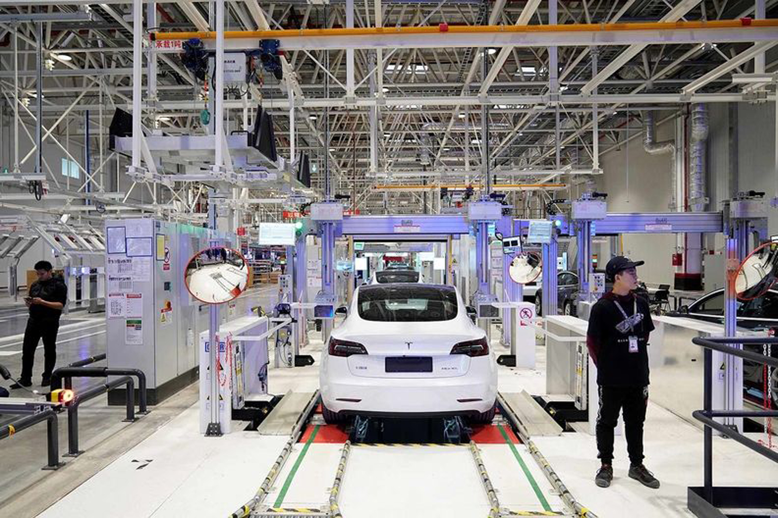  Tình trạng thiếu điện ở Trung Quốc buộc Apple và Tesla của Mỹ phải tạm dừng sản xuất, gây lo ngại đứt gãy chuỗi cung ứng toàn cầu. Ảnh: Reuters