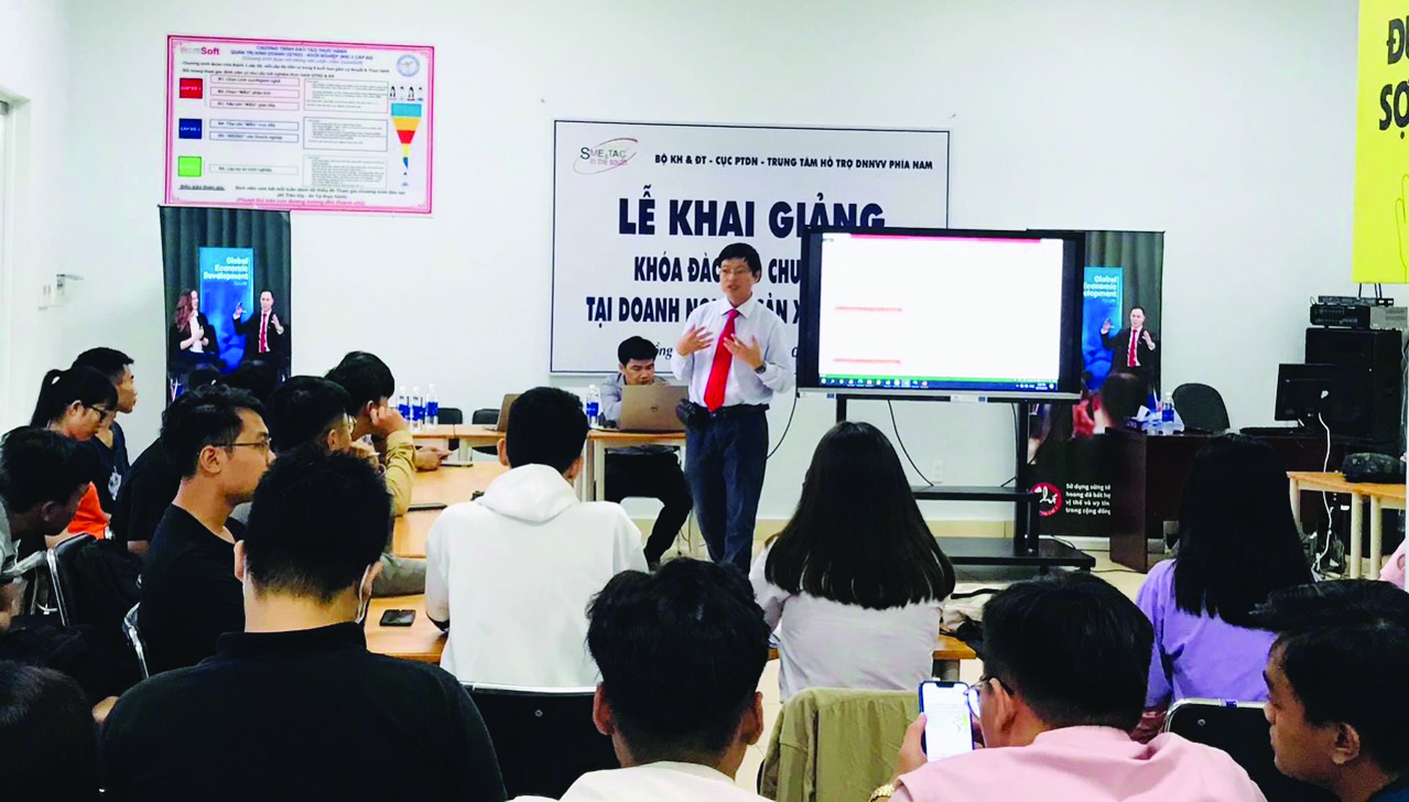 TS Nguyễn Văn Tân - Đại diện LHU tham gia giảng dạy khóa đào tạo chuyên sâu tại doanh nghiệp.
