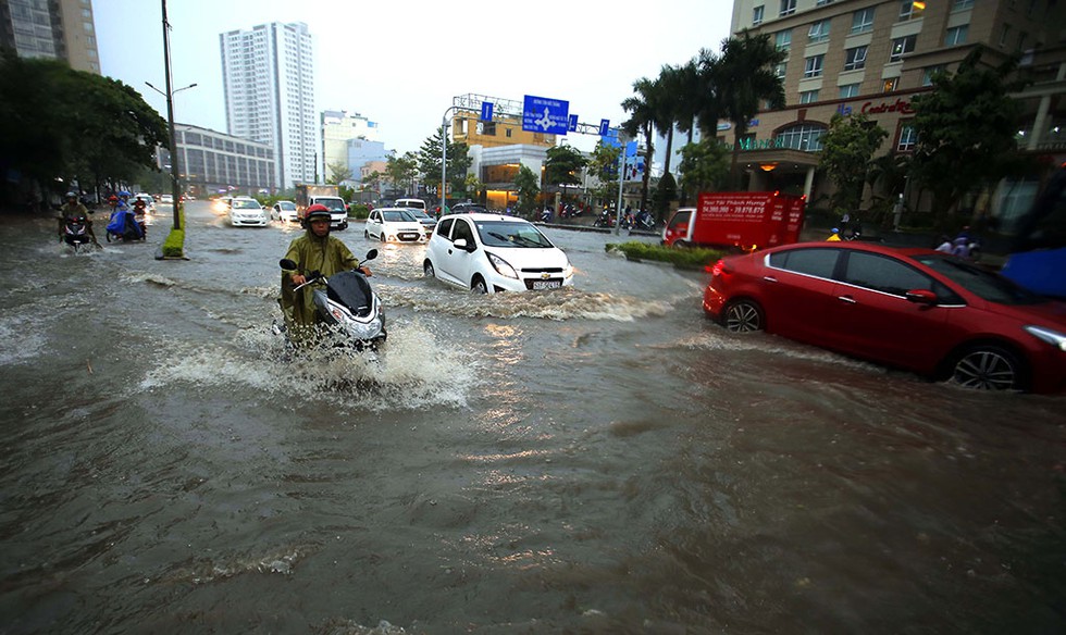 p/Tắc nghẽn giao thông, ngập lụt tại TP HCM, Hà Nội là hệ quả điển hình cho việc quy hoạch chạy theo dự án.