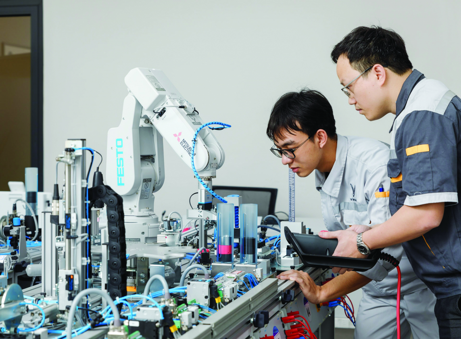  Đào tạo lao động theo mô hình song hành lĩnh vực sản xuất ô tô tại Trường Cao đẳng cơ điện Hà Nội liên kết với VinFast.
