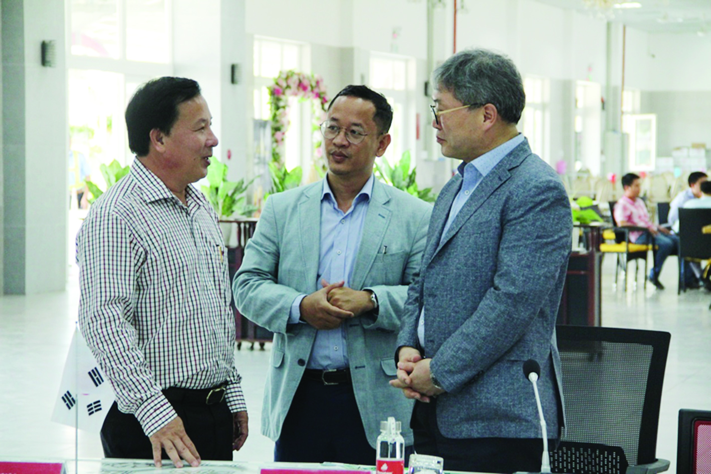  Ông Nguyễn Văn Út - Phó Bí thư, Chủ tịch UBND tỉnh Long An (bìa trái) tiếp chuyện cùng ông Cho-Han-Deog -Giám đốc văn phòng KOICA Việt Nam (bìa phải).