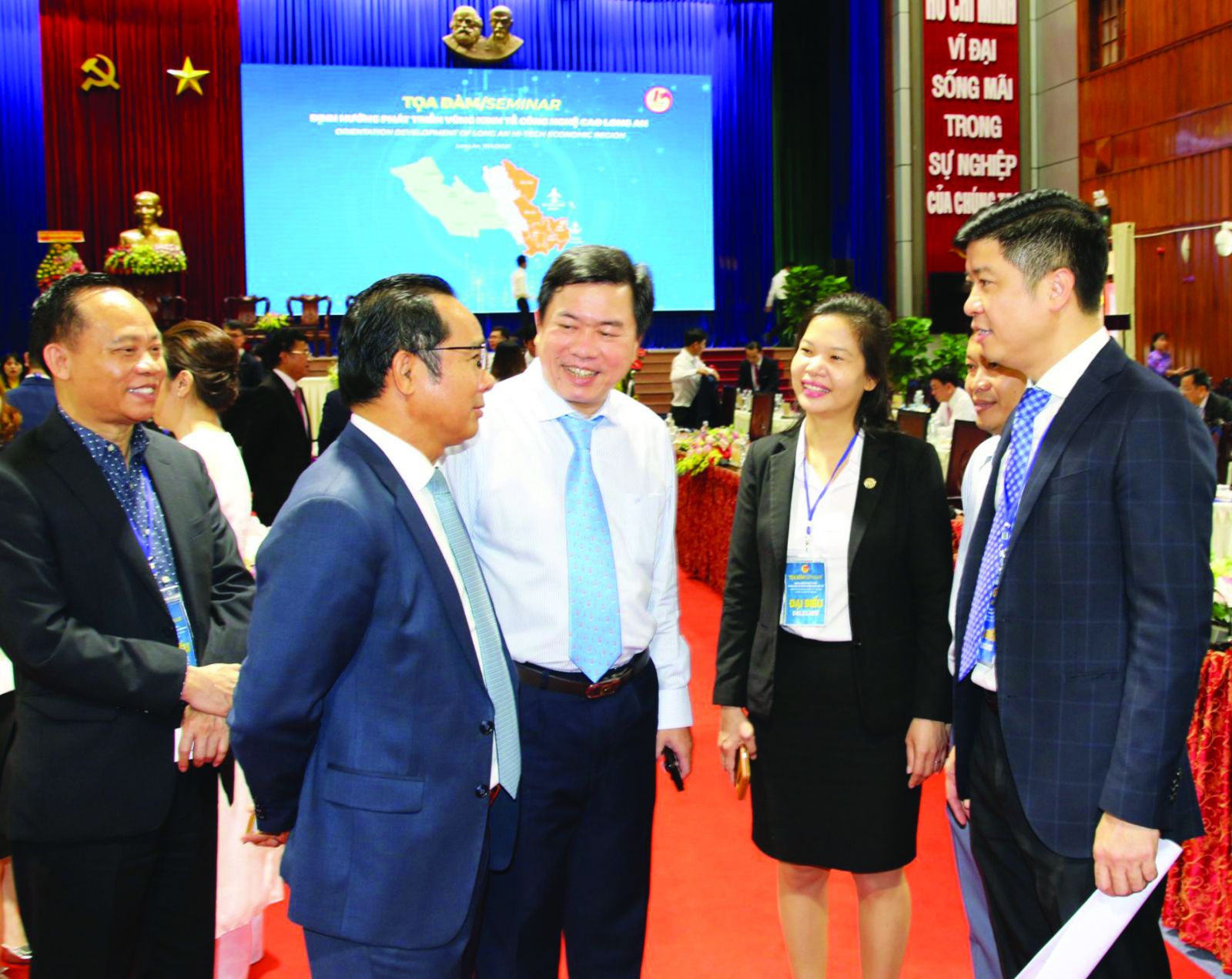  Các đại biểu trao đổi thông tin tại Tọa đàm Định hướng phát triển vùng kinh tế công nghệ cao Long An.