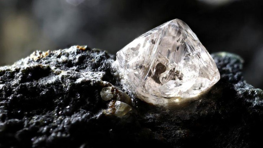 Viên kim cương tìm được nằm sâu dưới bề mặt Trái đất có chứa một khoáng chất chưa từng biết đến.