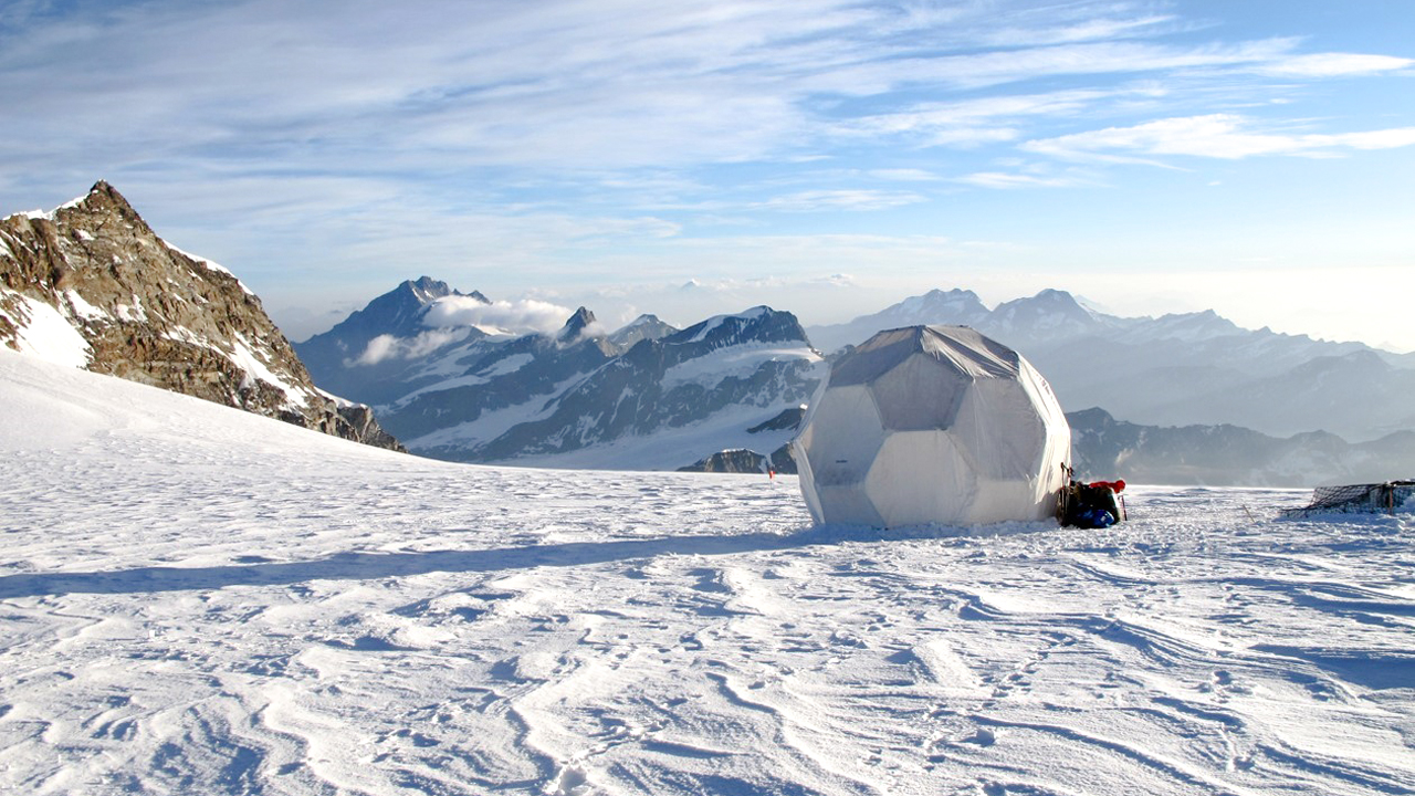 Lõi băng dài 72 mét được khoan từ dòng sông băng Colle Gnifetti trên núi Alps. Ảnh: Antiquity