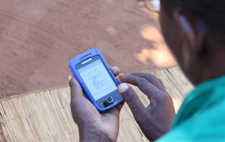 Tại châu Phi các ứng dụng điện thoại còn được sử dụng để chống sốt rét. Ảnh: DW