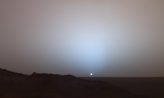 Robot Spirit ghi lại cảnh hoàng hôn xanh ở hố trũng Gusev, sao Hỏa, năm 2005. Ảnh: NASA