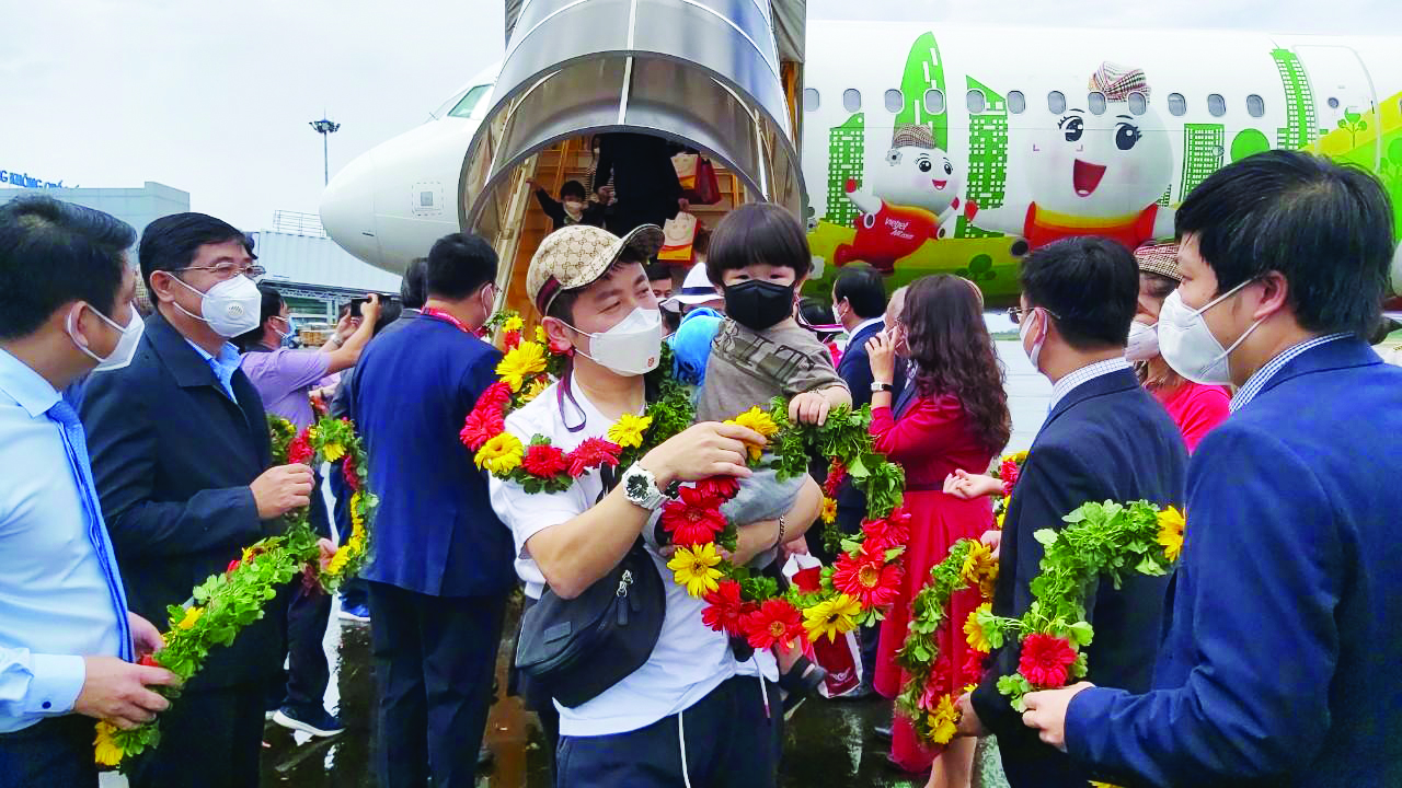  Đoàn du khách quốc tế đầu tiên trở lại Phú Quốc theo chương trình hộ chiếu vaccinem, ngày 20/11/2021.