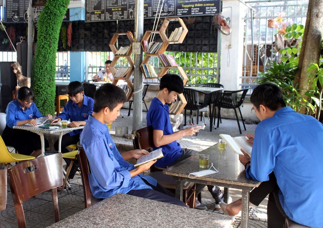 Quán cà-phê của Thịnh thu hút đông đảo bạn trẻ đến đọc sách.
