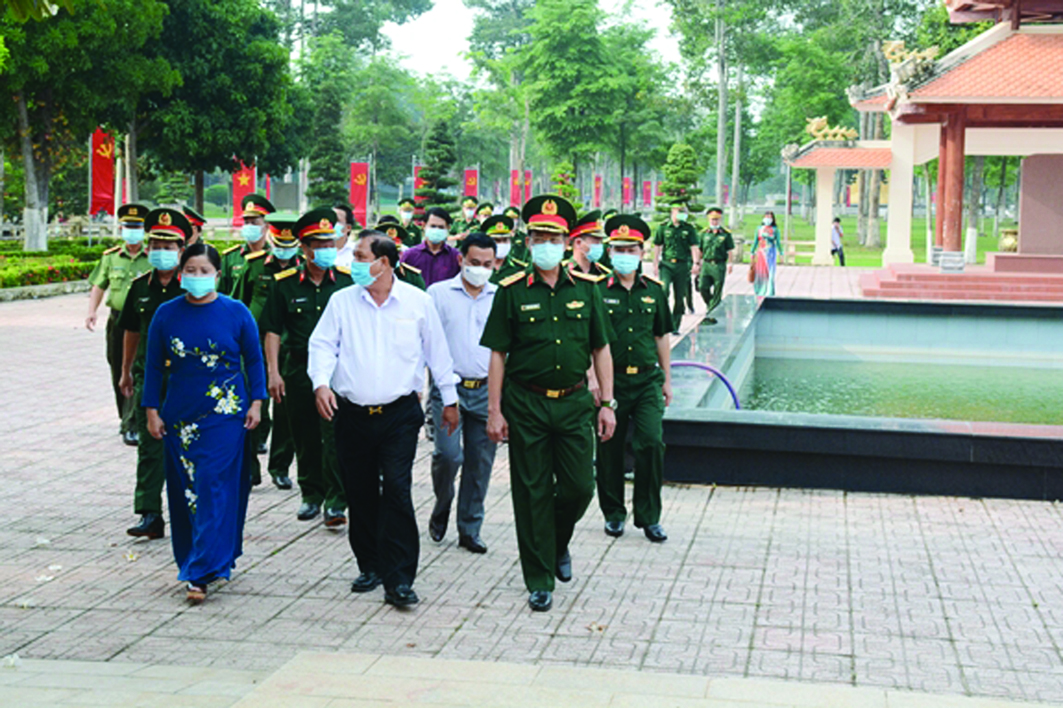  Lãnh đạo Tổng cục Chính trị và các đại biểu tham quan Di tích Quốc gia đặc biệt căn cứ Bộ Chỉ huy Quân giải phóng miền Nam Việt Nam tại huyện Lộc Ninh, tỉnh Bình Phước. 