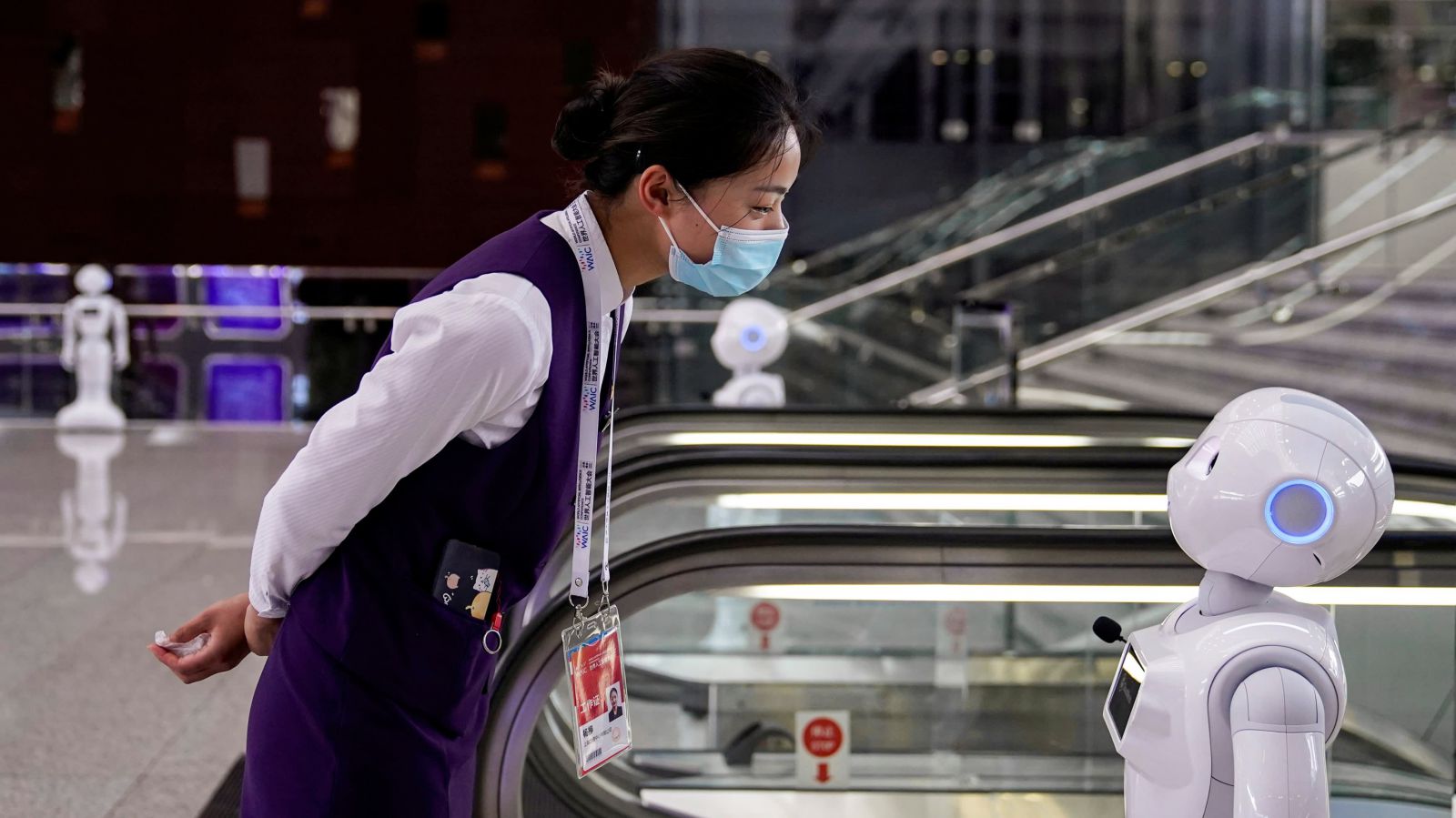 Một nhân viên giao tiếp với robot tại địa điểm tổ chức Hội nghị Trí tuệ Nhân tạo Thế giới ở Thượng Hải.