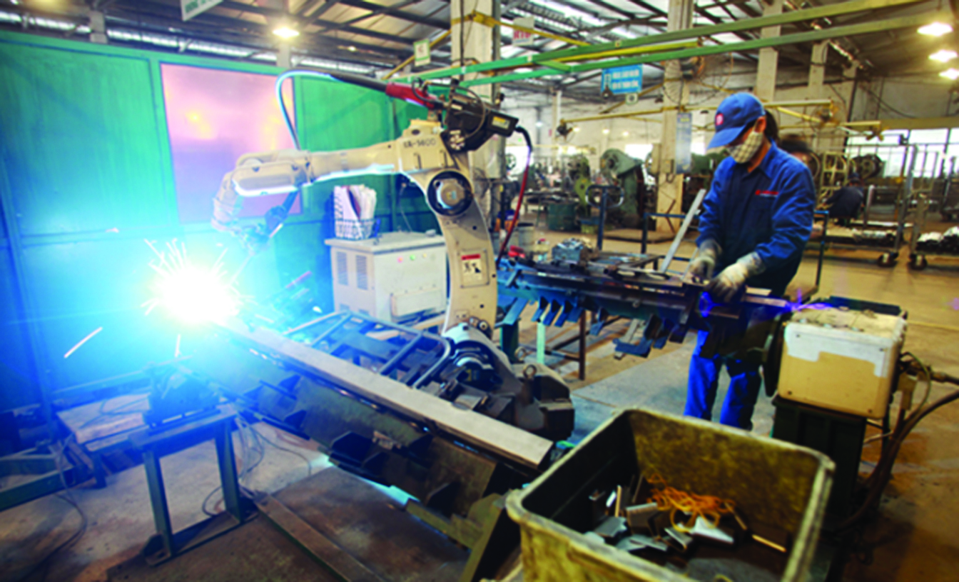  Công nhân trong xưởng cơ khí số 2 Xuân Hòa làm việc cùng robot hàn Panasonic