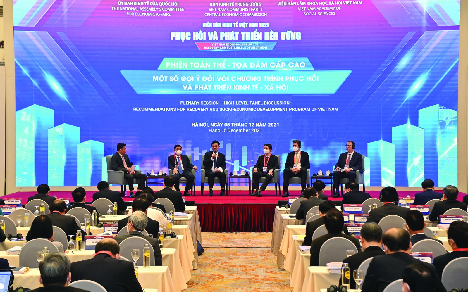  Các chuyên gia đóng góp ý kiến tại Diễn đàn kinh tế Việt Nam.