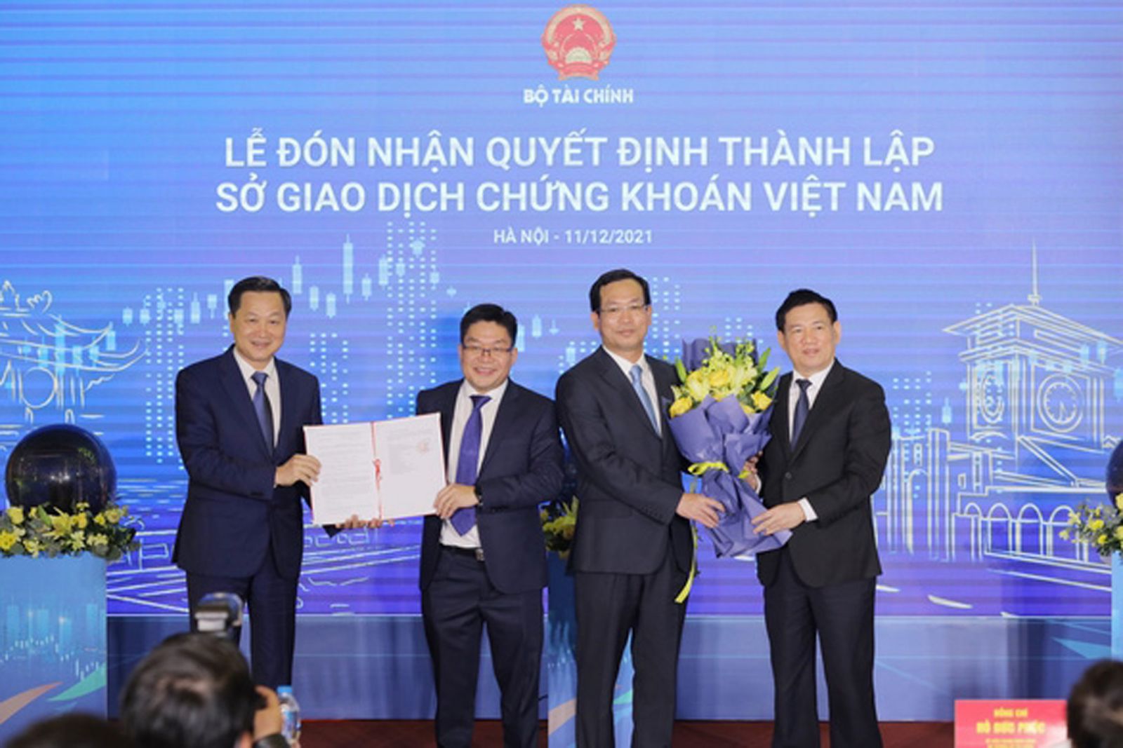  Sở Giao dịch chứng khoán Việt Nam đã chính thức được thành lập.