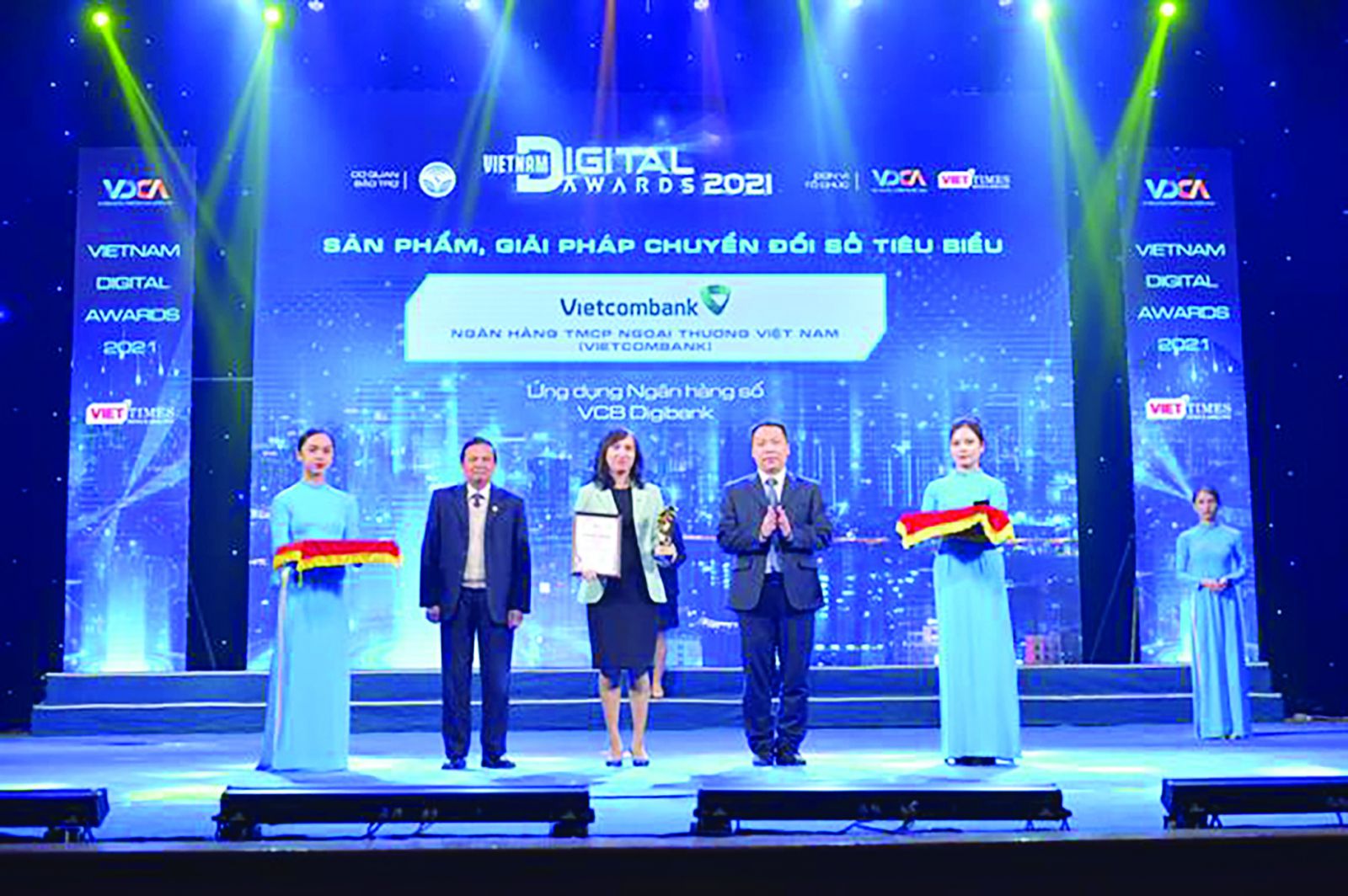  Bà Nguyễn Thị Thu Hằng – TP Phát triển Kênh số và Đối tác đại diện Vietcombank nhận giải thưởng Sản phẩm, giải pháp Chuyển đổi số tiêu biểu dành cho ứng dụng Ngân hàng số VCB Digibank
