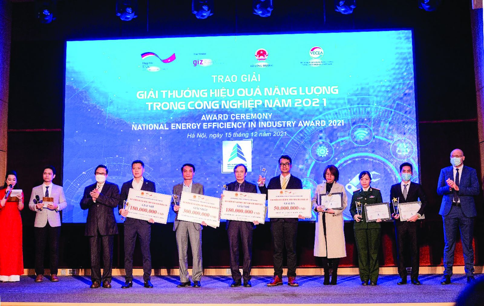  Ông Sakchai Chatchaisophon– Giám đốc nhà máy chế biến sản phẩm thịt Hà Nội nhận giải thưởng của chương trình (Người đứng thứ 5 từ bên trái sang)
