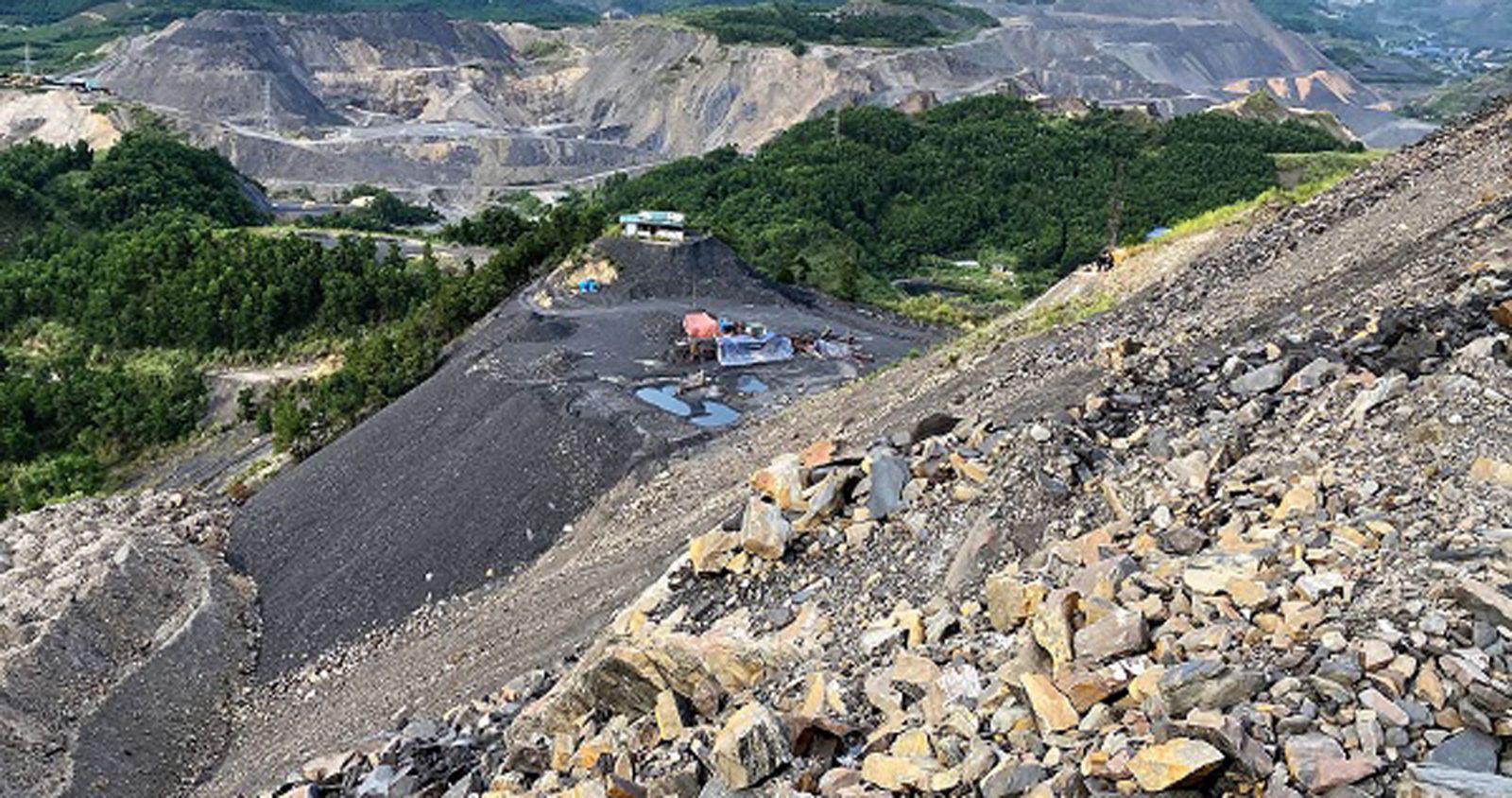  Đất đá thải của ngành than đang ngày một dư thừa, thậm chí còn gặp khó khăn trong việc đổ thải. Ảnh Lê Cường