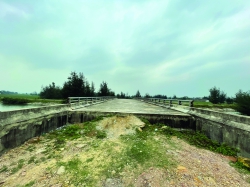 Hà Tĩnh: Cầu xây 6 năm chưa có đường dẫn