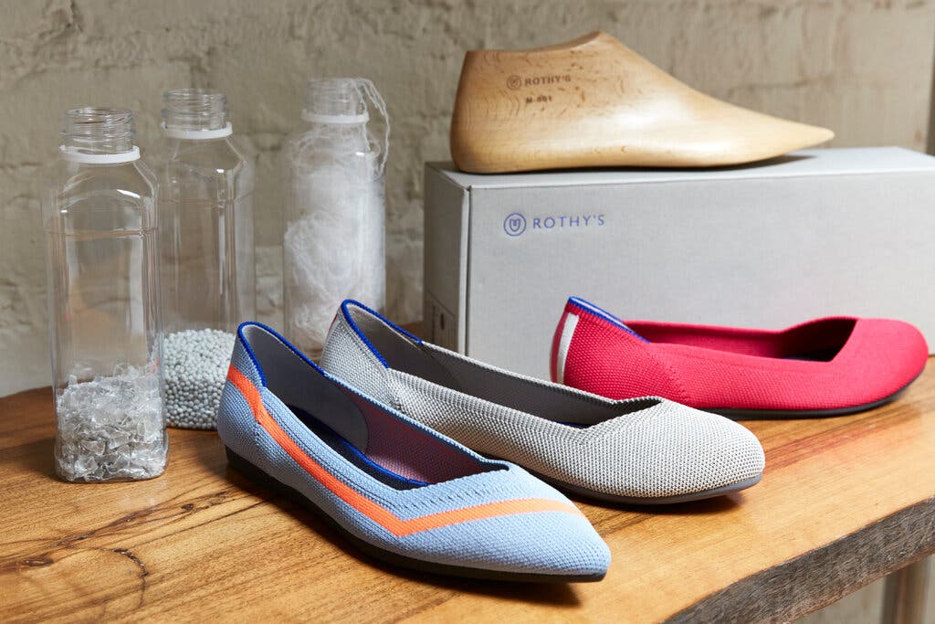 Các sản phẩm giày búp bê làm từ nhựa tái chế của startup Rothy’s. Ảnh: New York Times