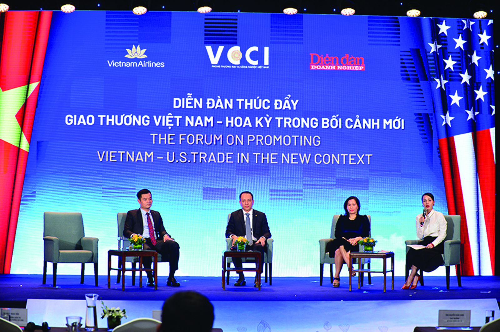 Mỹ cần hợp tác với Việt Nam tại khu vực Châu Á để tạo ra chuỗi giá trị mới không có sự hiện diện của Trung Quốc.p/(Ảnh: Diễn đàn “Thúc đẩy Thương mại Việt Nam – Hoa Kỳ trong hoàn cảnh mới” do Tạp chí Diễn đàn Doanh nghiệp tổ chức)